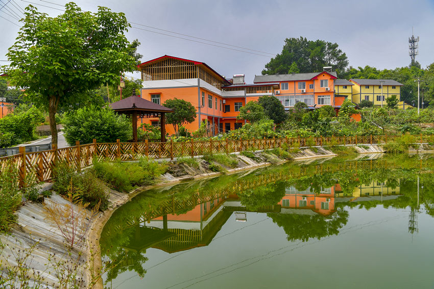 ���υ^��ʥ悼��w���r���˾ӭh������ʾ���c�����υ^���lһ�w�lչ���Ĺ��D