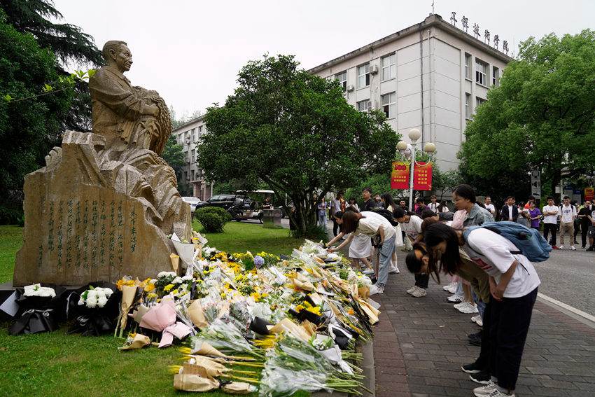 ϴW԰lǰУ@Ԭ¡ƽǰIĬ͢z