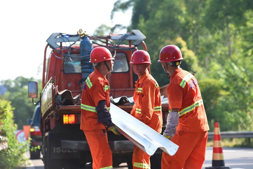 8月2日下午4時，在G42滬蓉高速進城方向，云臺養護站養護工人正在更換中分帶護欄板。重慶高速集團供圖