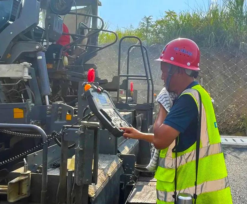 城開高速2021年通車段路面施工現場，瀝青攤鋪工人加緊施工。重慶高速集團供圖