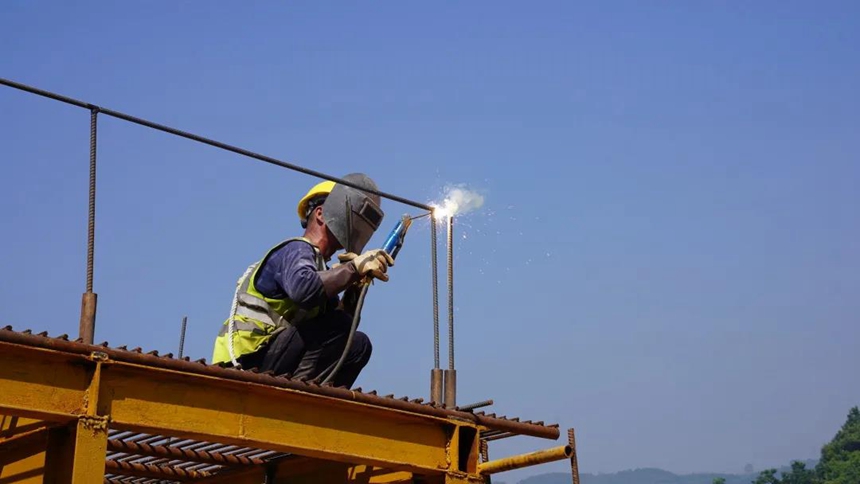 在渝湘復線永興隧道進口，工人們正在實施高空作業，緊張忙碌。重慶高速集團供圖
