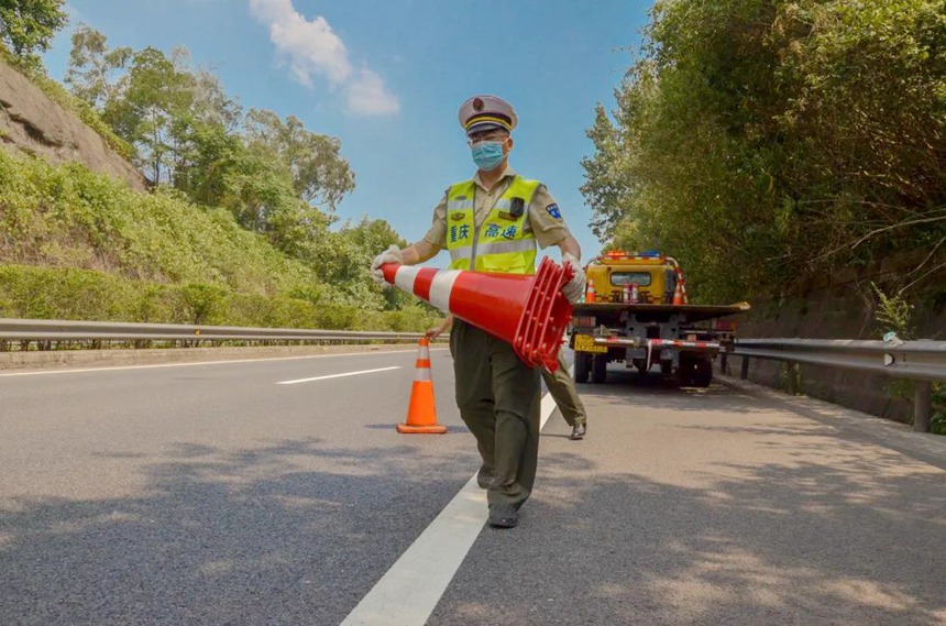 巡查救援隊員擺放錐標，確保道路安全。重慶高速集團供圖