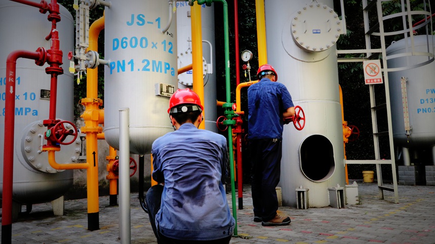 8月3日，重慶燃氣集團北碚分公司文星灣儲配站工作人員檢查設備。重慶燃氣集團供圖