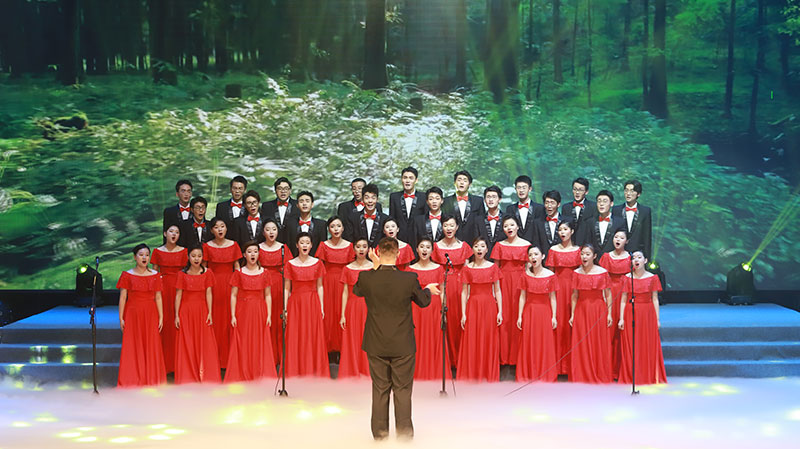重慶理工大學合唱《向往》《南屏晚鐘》。重慶理工大學供圖