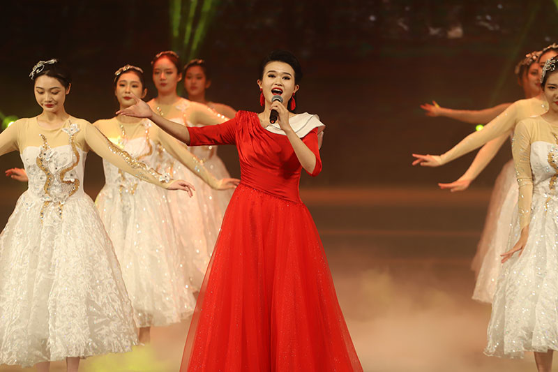 重慶文化藝術職業學院歌舞展演《南湖的船·黨的搖籃》。重慶理工大學供圖