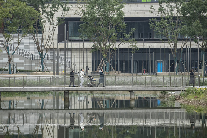 ���Ѕ^�����������z�����������B�^������ӭ����չ�_���γ��z