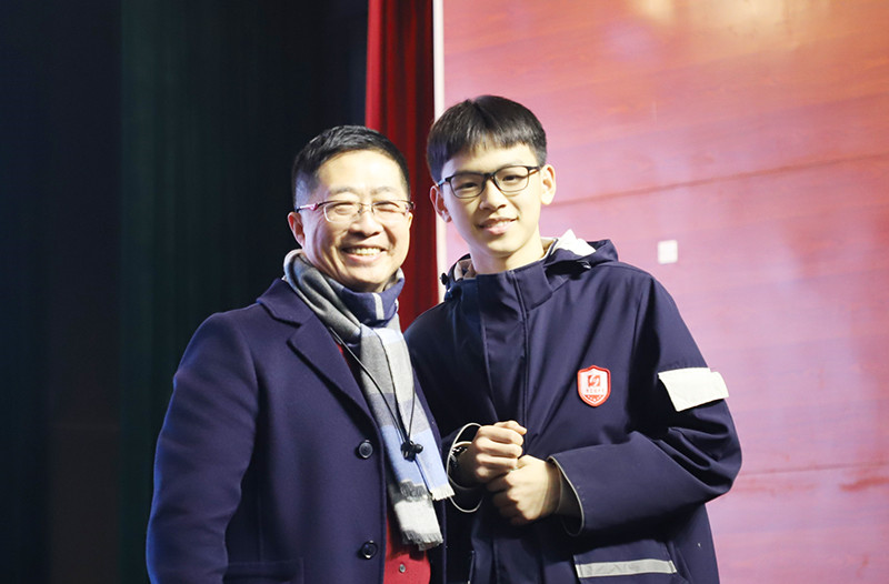 鄧鴻吉與學生互動。黃炎培中學供圖