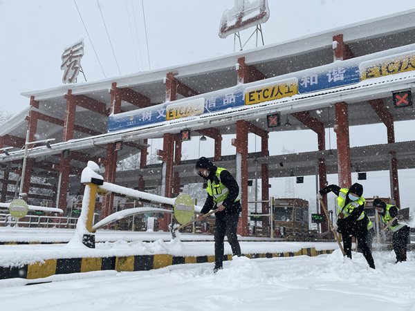 12月26日10點45分渝湘高速秀山服務區保安人員對服務區公共場區進行積雪清除。重慶高速集團供圖