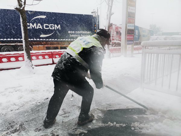 12月26日10點50分渝湘高速秀山收費站當班收費員對收費站車道、外廣場進行積雪清除。重慶高速集團供圖