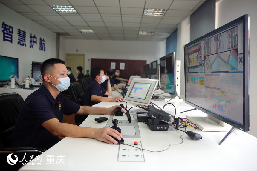 胡萬琪在遠程操控室收發集裝箱。人民網 劉政寧攝