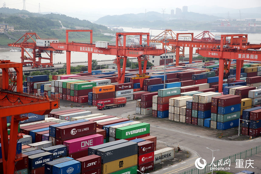 重慶果園港遍布火紅色的港機設備。人民網 劉政寧攝