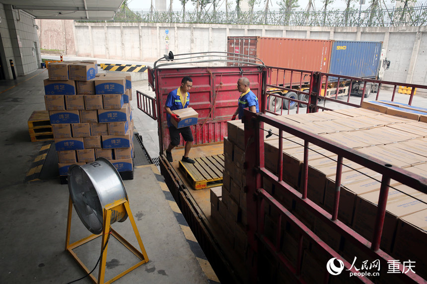 工人們在民生綜合物流兩江一期基地進行散貨出庫作業。人民網 劉政寧攝