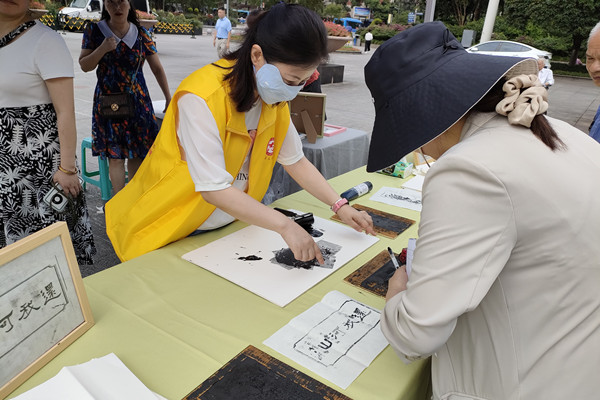 市民體驗版畫制作。林霞攝