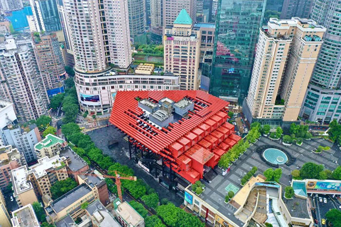 在繁華的解放碑鬧市區里，國泰藝術中心顯得格外出挑。周能 攝