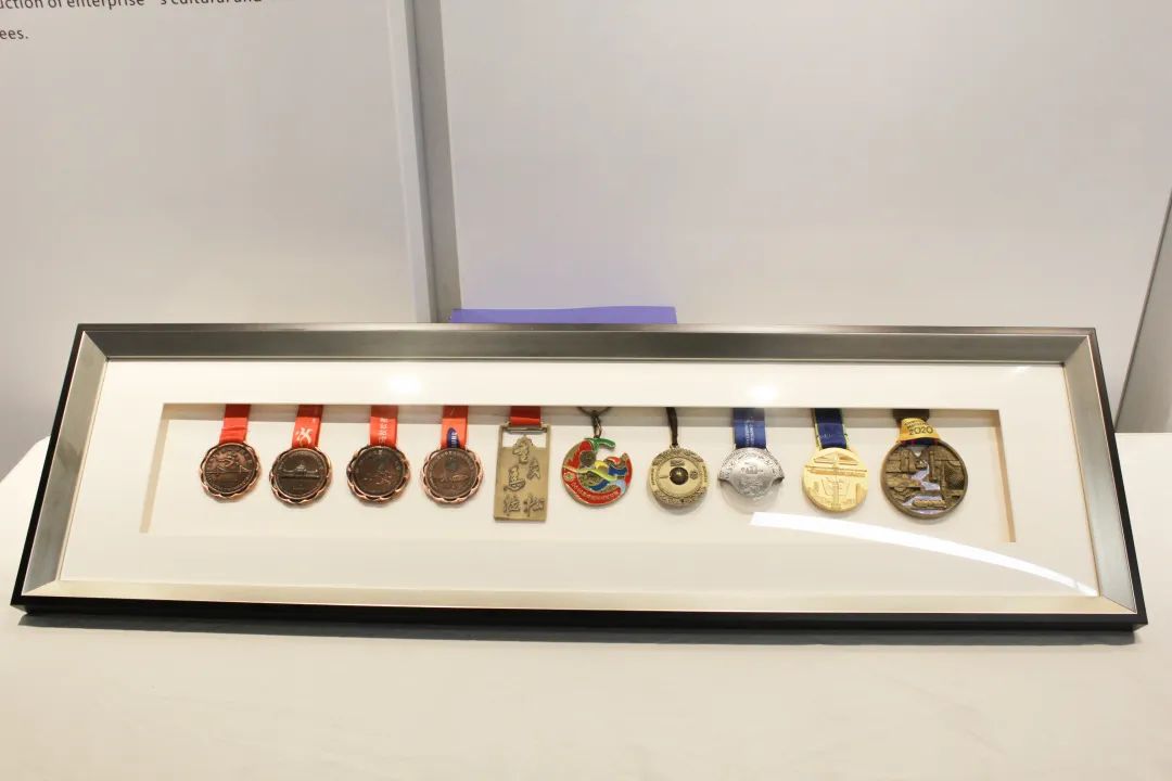 重馬體育捐贈的重馬十年系列獎牌 重馬體育供圖