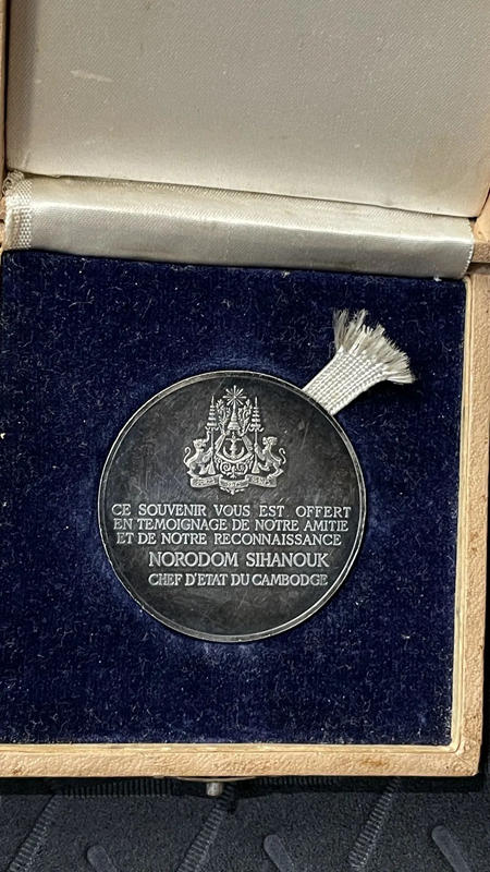 1965年柬埔寨親王西哈努克贈送給重慶球員的紀念章 市體育局供圖