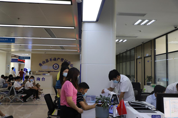 遺產管理人和不動產全體繼承人現場簽署不動產繼承分配方案。秀山縣委宣傳部供圖