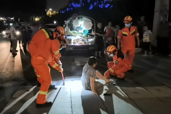 消防員撬動水泥板，幫助女子脫困。大足區消防救援支隊供圖