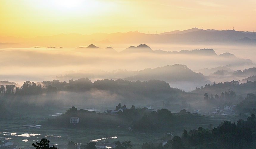 南川興隆鎮云霧相伴繪出山鄉水墨畫。瞿明斌攝