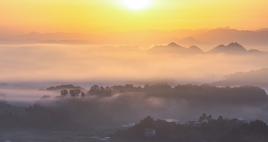 南川興隆鎮云霧相伴繪出山鄉水墨畫。瞿明斌攝