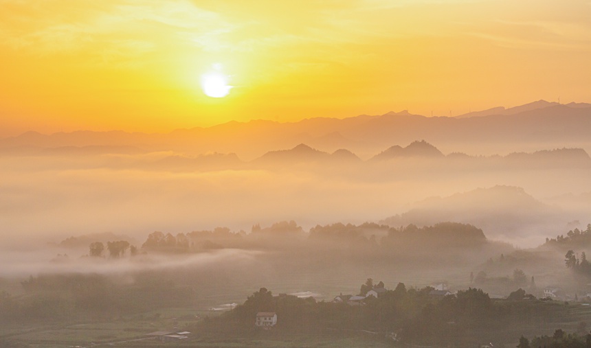 南川興隆鎮云霧相伴繪出山鄉水墨畫。瞿明斌攝