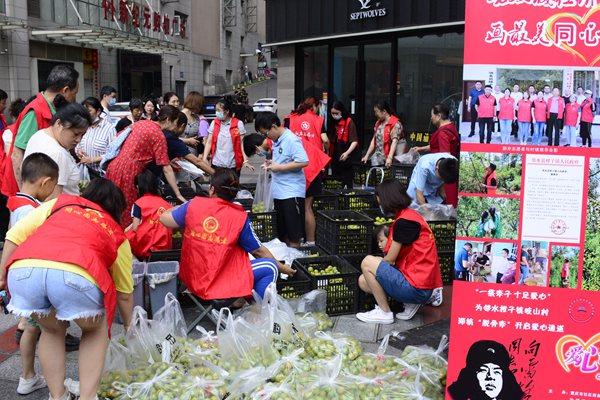 志愿者進行包裝銷售。受訪者供圖