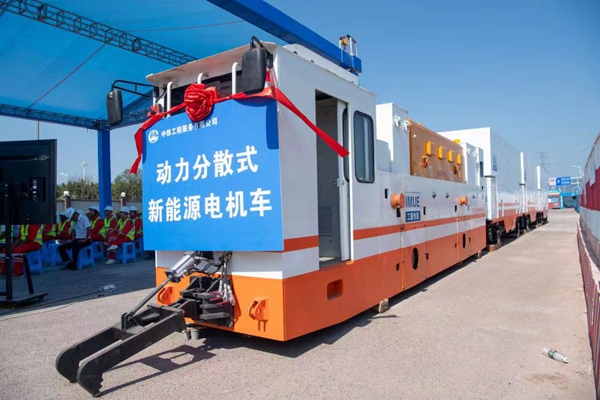 軌道j交通15號線啟用國內首臺動力分散式新能源電機車。項目部供圖