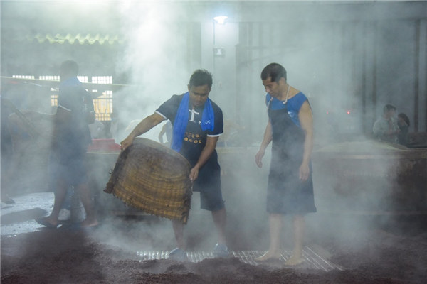 外國游客正在江小白酒廠體驗釀酒。江小白供圖