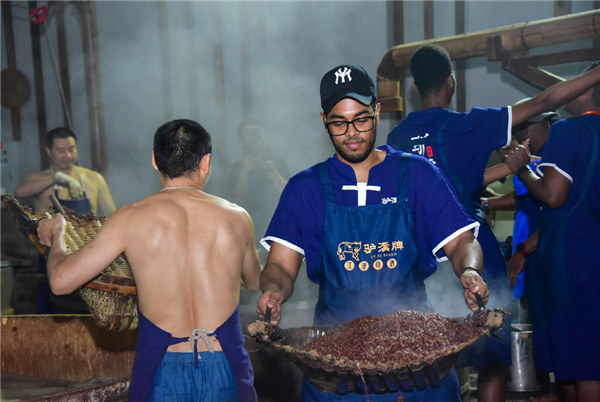 外國游客正在江小白酒廠體驗釀酒。江小白供圖