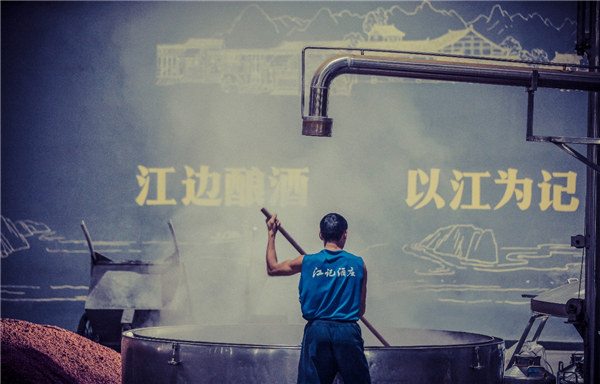 工人正在蒸煮高粱。江小白供圖