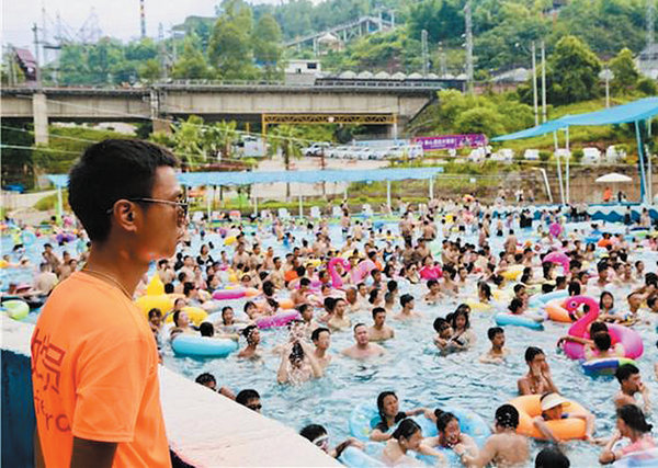 救生員目不轉睛地注視著在水中玩耍的人群。