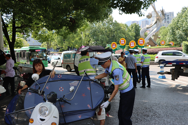 撤除違規加裝的遮陽傘。黔江區委宣傳部供圖