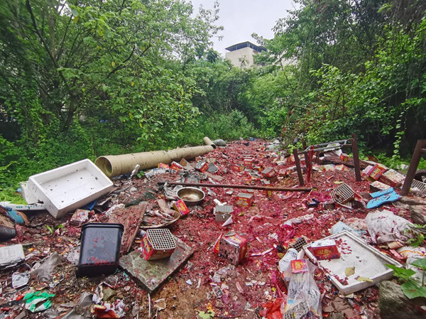 姜家鎮原鐵業社旁臟亂區域整治前。巴南區姜家鎮供圖