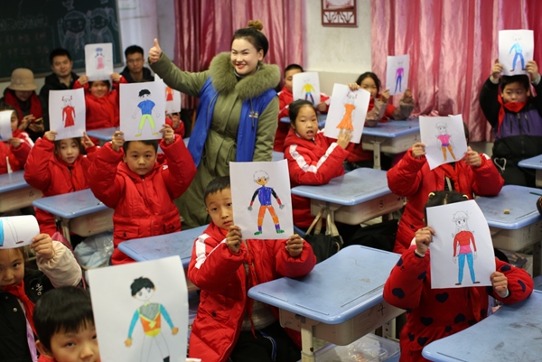 志愿者為小學生普及預防性侵害安全知識。巴南區民政局供圖