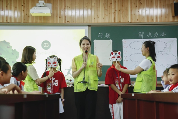 志愿者為學生們開展“情緒啟蒙”心理輔導。巴南區民政局供圖