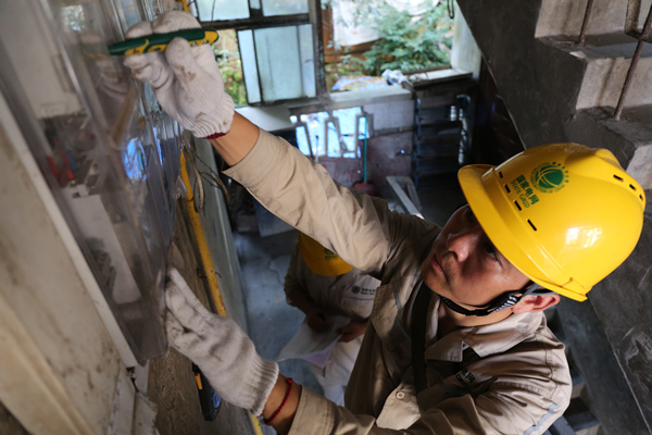 7月13日，電力工人上門為小區居民提供電力服務。龔超攝