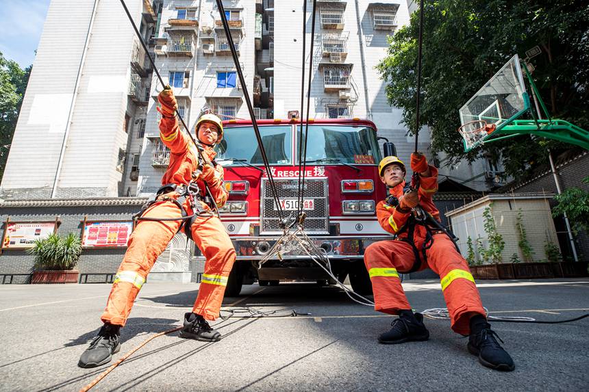 渝中區較場口消防救援站，消防隊員正在高溫下開展日常訓練。何超攝
