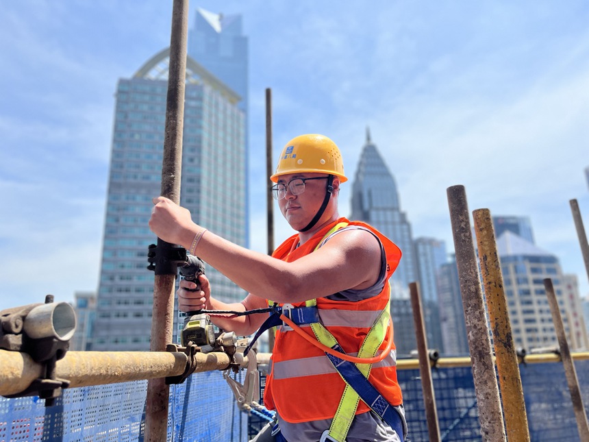 時尚文化城項目工人正在作業面頂著烈日作業。中建八局供圖