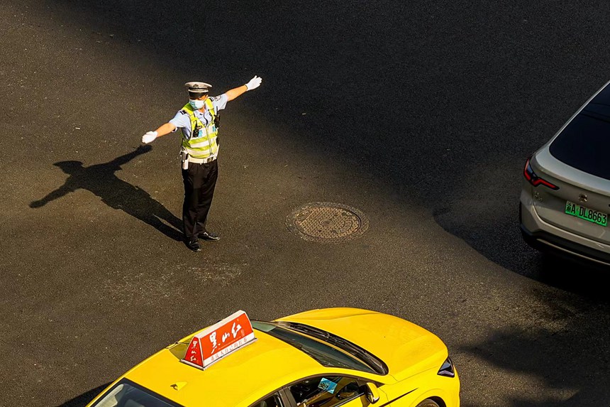 民警在重慶解放碑街頭指揮交通。渝中區公安分局供圖