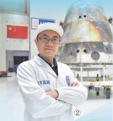 黃震與新一代載人飛船試驗船返回艙。受訪者供圖