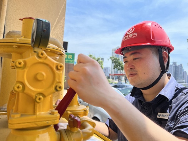 燃氣設備網格員巡檢燃氣設備。重慶燃氣集團供圖