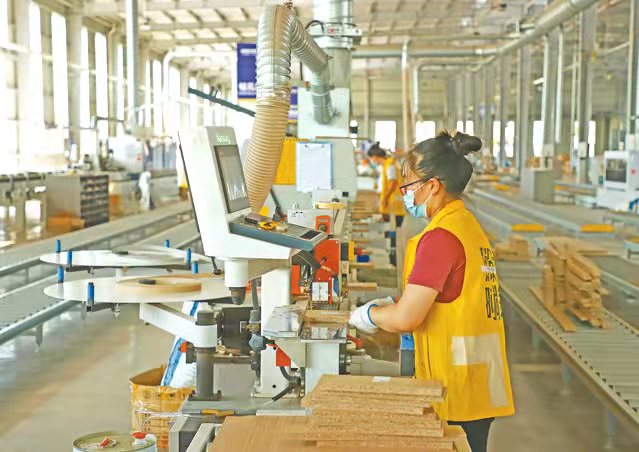 工人使用智能化設備趕制訂單。前鋒區融媒體中心供圖