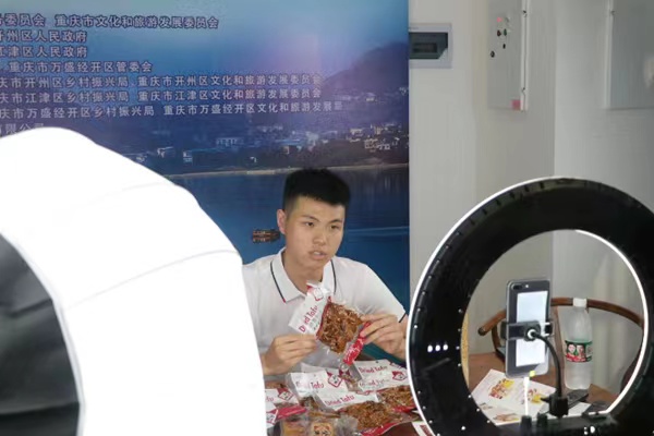 主播現場帶貨開州特產。胥世鵬攝