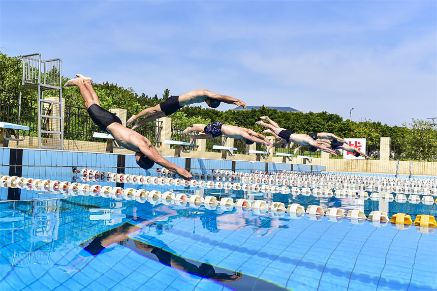 游泳比賽開展，參賽官兵一躍而下。唐志勇攝