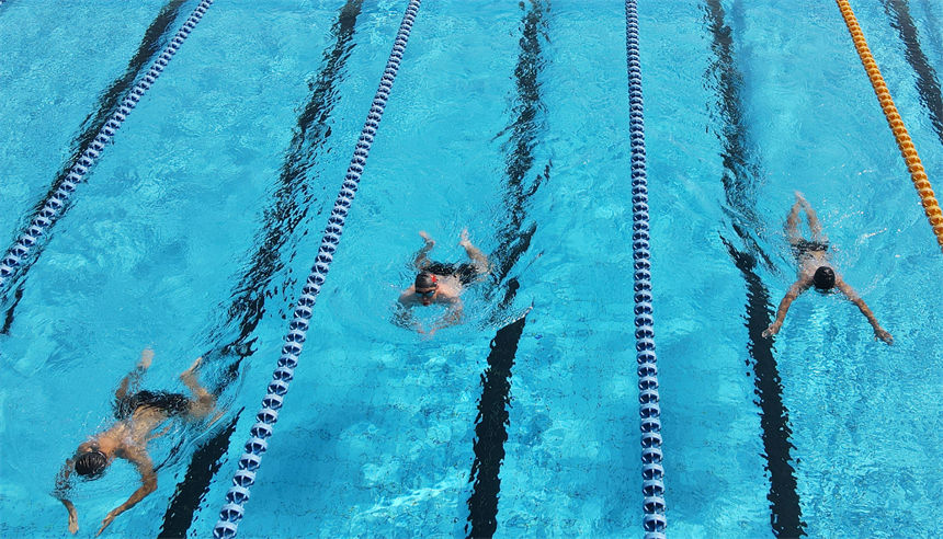 游泳比賽中，官兵們奮勇爭先。唐志勇攝 