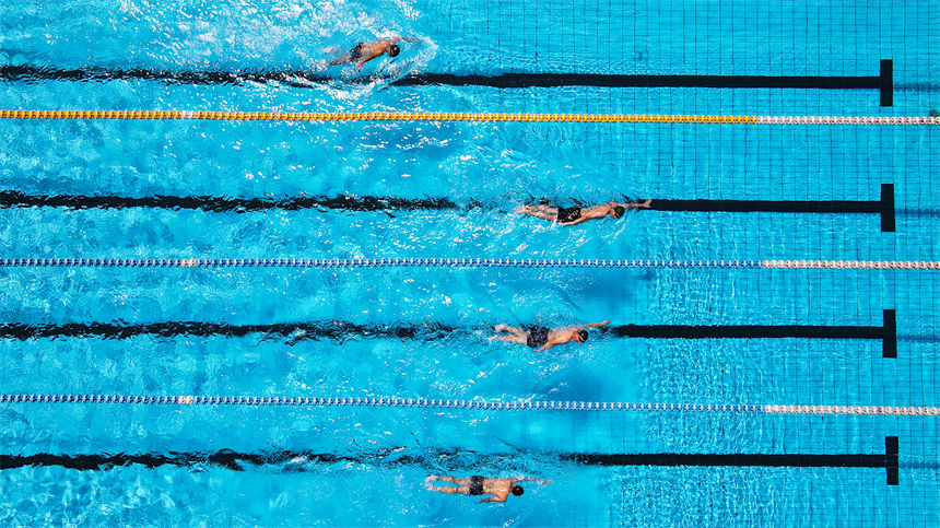 游泳比賽中，官兵們奮勇爭先。唐志勇攝