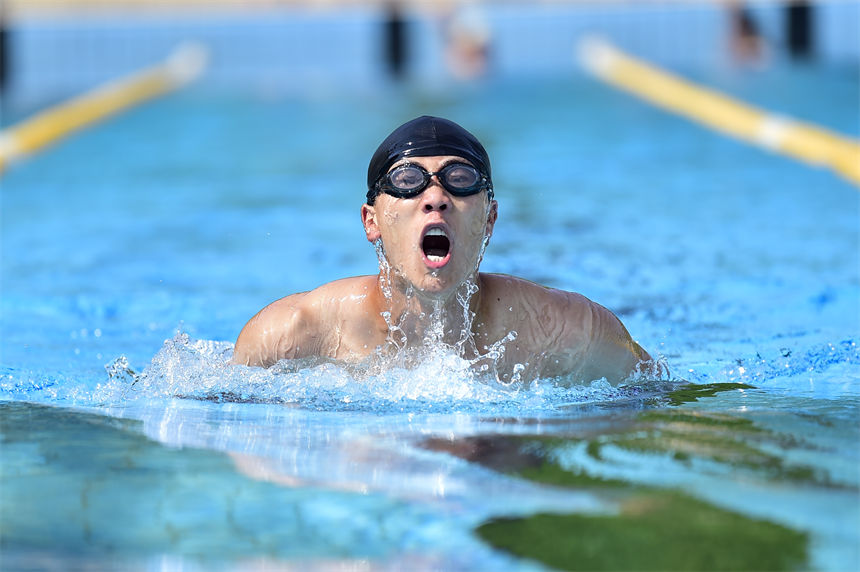在游泳比賽中，官兵們全力以赴。唐志勇攝 
