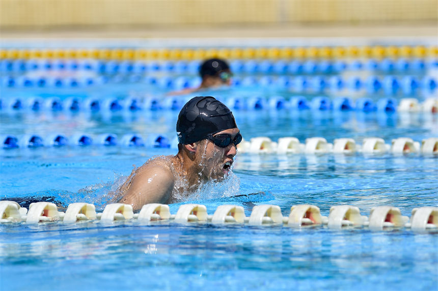 在游泳比賽中，官兵們全力以赴。唐志勇攝 