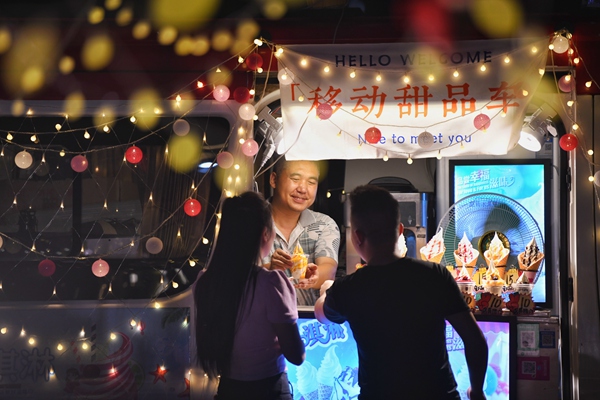 市民逛夜市購物。郭旭攝