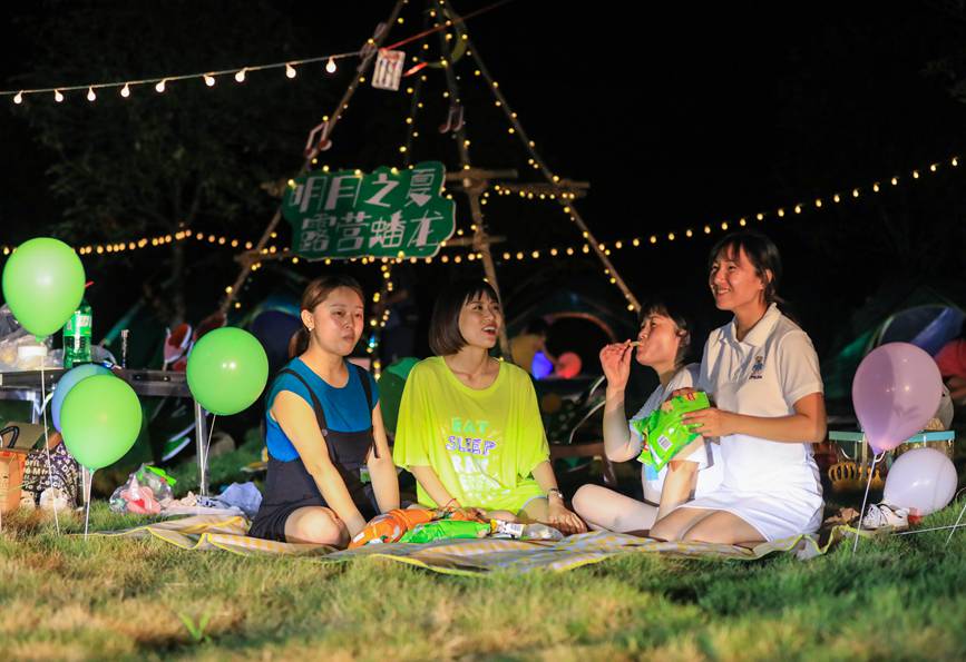 游客在露營基地愉快玩耍。熊偉攝